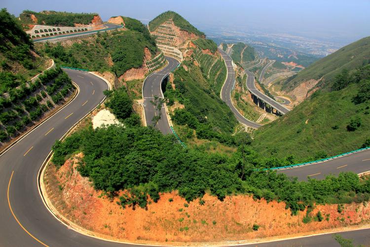 一条朴实无华的乡村盘山路，靠灞临路一段正扩建(扩建乡村老路有一水泉) 汽修知识