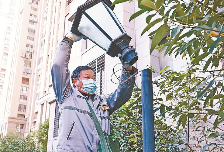 照亮道路暖人心(路灯社区老师维修居民) 汽修知识