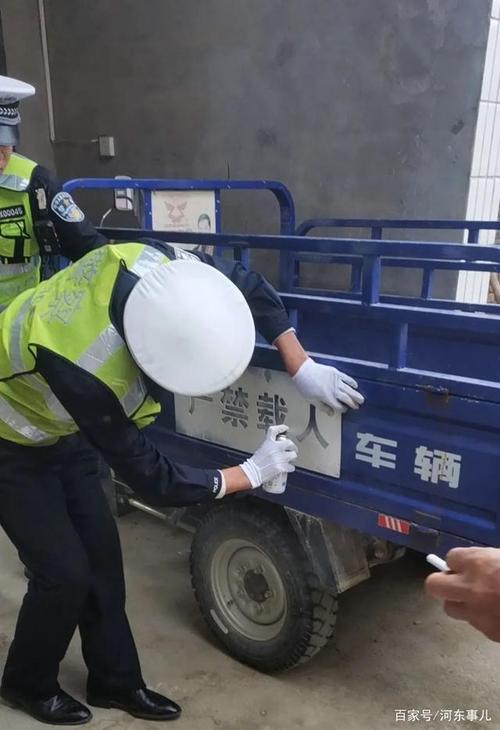 喷涂警示标语 筑牢安全防线—景洪交警持续开展三轮车警示标语喷涂工作(喷涂警示标语交警工作) 汽修知识