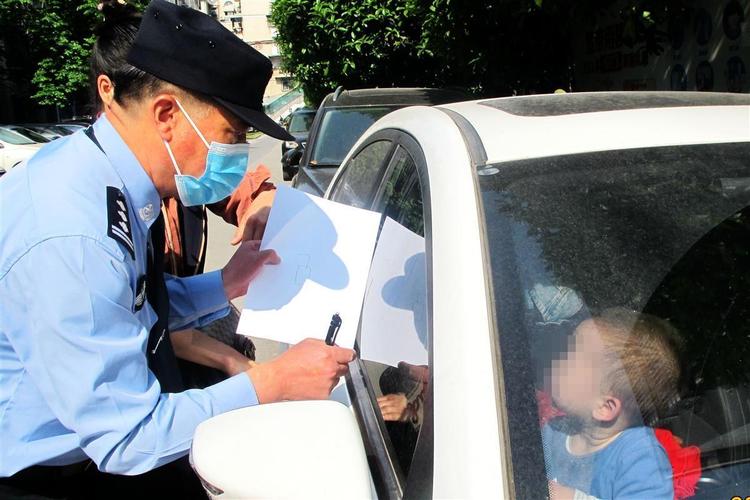 车上这个锁一定要注意……(车内民警小孩被困车上) 汽修知识