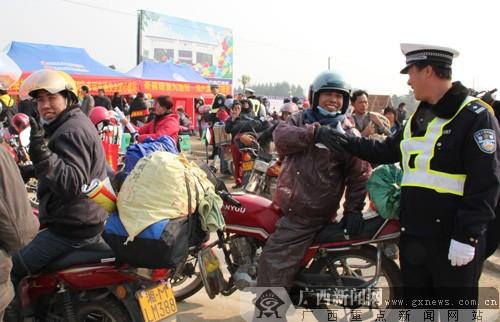 广西交警冬日暖阳活动(交警返乡春运摩托车冬日) 汽修知识