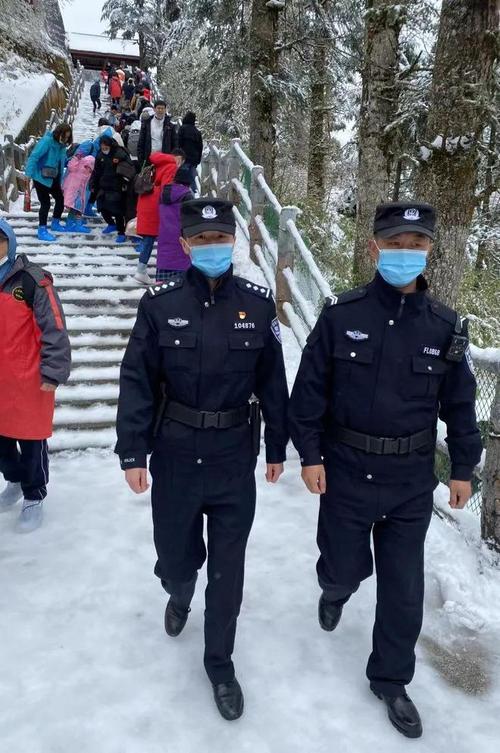 四川乐山警察叔叔“不务正业”成为最美的街景！(警察叔叔街景最美游客) 汽修知识