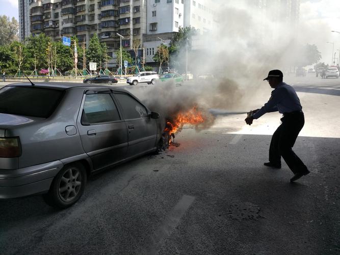 车辆自燃！民警果断处置(民警车辆自燃处置消防队) 汽修知识