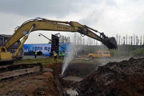 维修广场喷泉水管(水管喷泉修建挖掘机工程车) 汽修知识