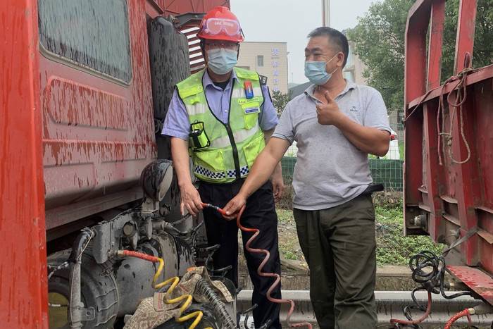 自己继续开车！(半挂车交警气管司机掐着) 汽修知识