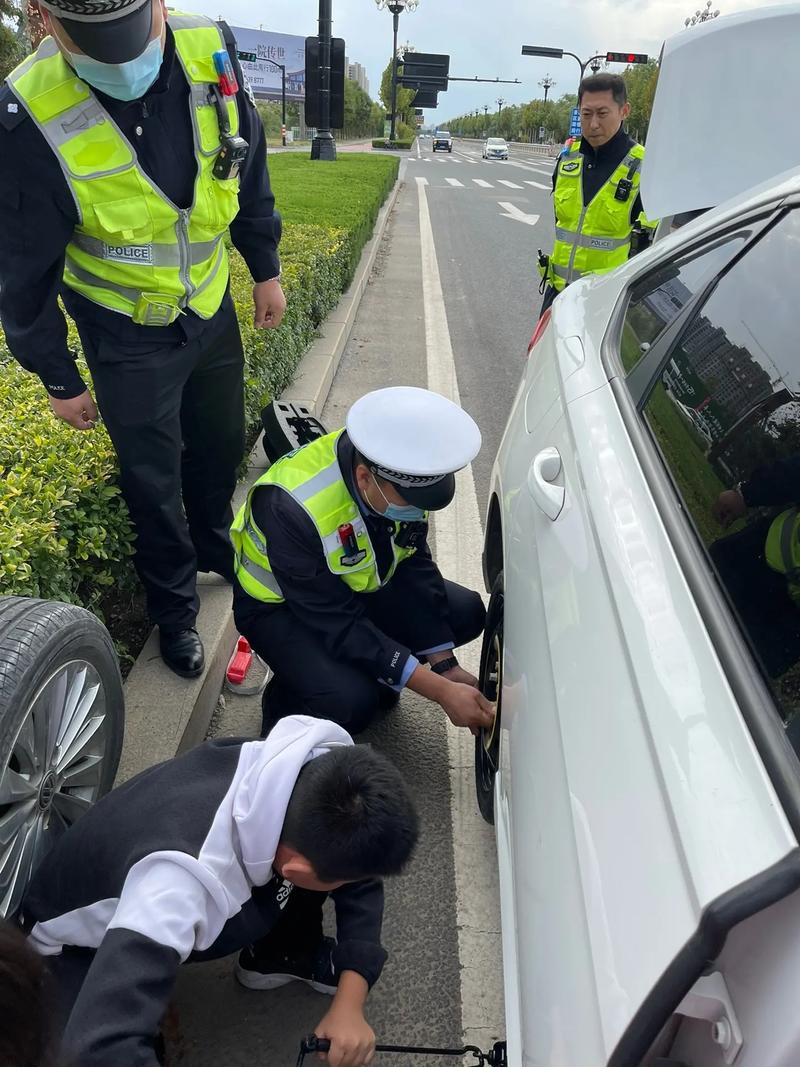 前挡玻璃突然裂开 宁波高速交警点赞司机做法(车辆车道日报横街应急) 汽修知识