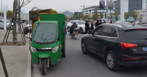 百万豪车撞上三轮车, 交警的判罚亮了！必须赞一个(交警撞上判罚王某环卫) 汽修知识