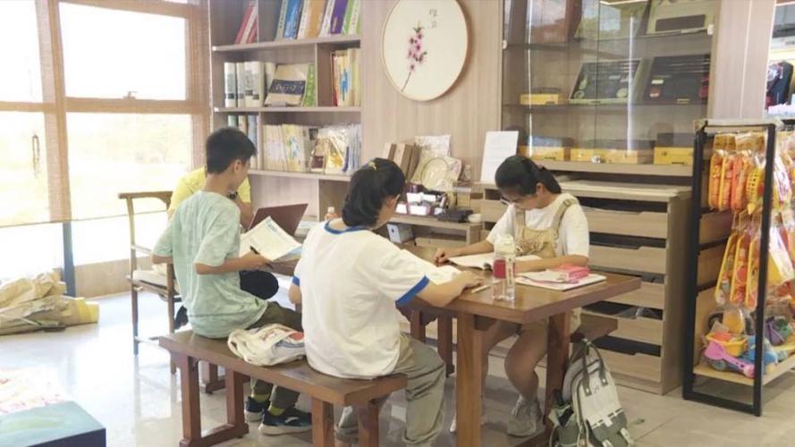 遵义务川：暑假迎来“读书热” 图书馆内“充电”忙(图书馆读书学习馆内阅览室) 汽修知识