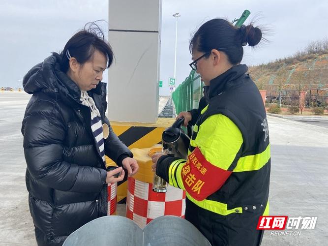 岳阳:车辆故障“罢工” “路灯”暖心解困(车辆工作人员解困路灯红网) 汽修知识 岳阳:车辆故障“罢工” “路灯”暖心解困(车辆工作人员解困路灯红网) 汽修知识