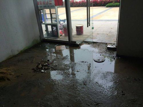 即墨小商品城漏雨 商户经营受阻呼吁管理方尽快维修(商户小商品屋顶漏水呼吁) 汽修知识