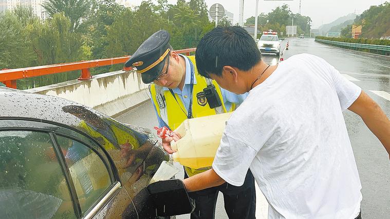 司乘身体不适 路政员及时帮助(路政沙田车辆南沙全国) 汽修知识