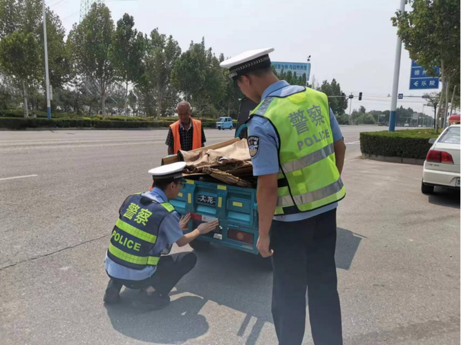 文明守法 平安回家｜阿克苏交警张贴反光贴 筑起夜间安全防线(反光交警张贴夜间防线) 汽修知识