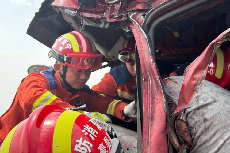 轿车雨中熄火6人被困 廊坊消防暖心解救(被困涉水救援新闻网樱花) 汽修知识