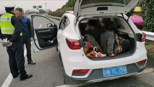 漯河:后备箱里居然装着一位交警?!(交警装着电瓶后备箱张女士) 汽修知识 漯河:后备箱里居然装着一位交警?!(交警装着电瓶后备箱张女士) 汽修知识