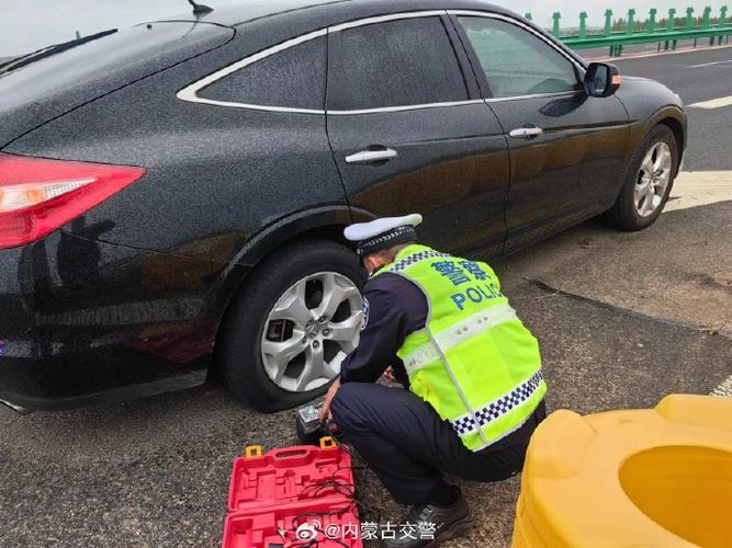 高速路上车辆爆胎 商丘高速交警化身“修胎工”补胎(民警轮胎交警补胎更换) 汽修知识