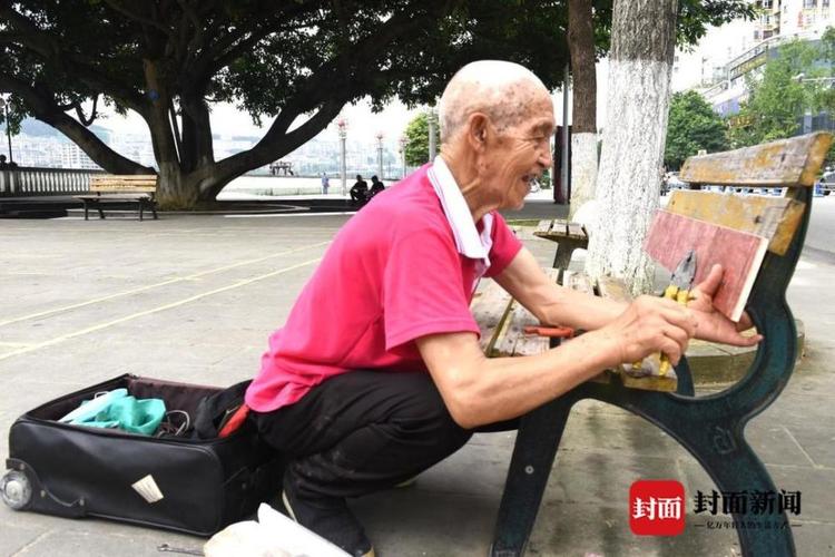 怒赞！广元苍溪8旬老人冒着酷暑无偿维修城市公共健身器材(苍溪封面老人健身器材陈老) 汽修知识