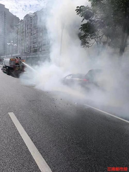 轿车冬季也自燃 绵阳交警用道路洒水车先期扑救(自燃民警全国平台事故) 汽修知识