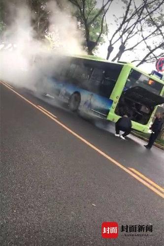 虚惊一场！乐山一公交车机油流至排气管冒出浓烟(机油公交车封面排气管冒出) 汽修知识