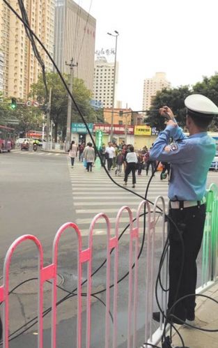 武汉一地下通道顶棚电线脱落 交警撑竹竿托举汗流浃背(竹竿民警通道地下脱落) 汽修知识