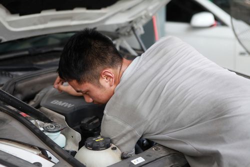 37℃高温外出服务 汗水犹如雨下 卡车维修技师工作纪实(技师卡车维修工作汗水) 汽修知识