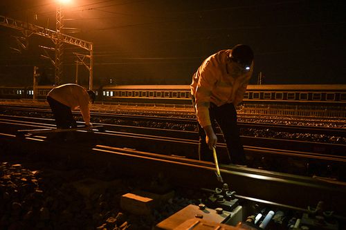 安徽芜湖：高铁线路深夜“体检”保安全(线路高铁工务段工区铁线) 汽修知识