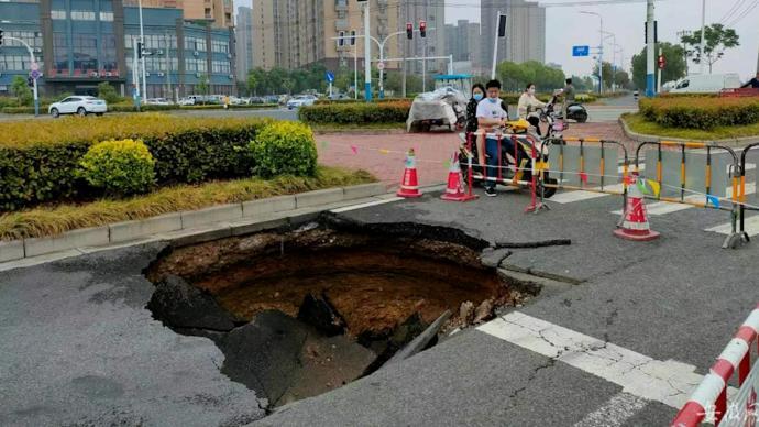 网友：小县城一个小坑得修一个月(一个月塌陷接上管道路面) 汽修知识