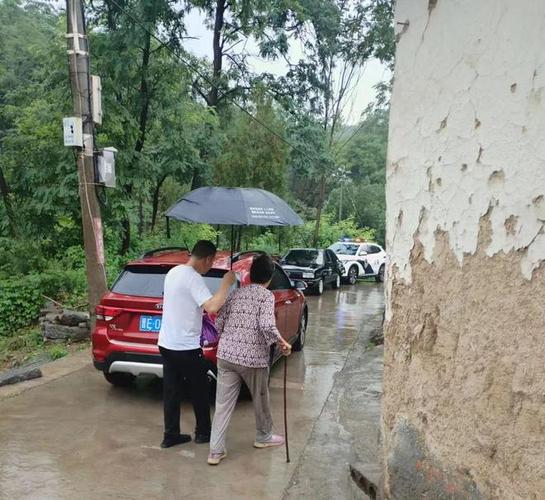 为暴雨受灾区域提供7×24小时拖车救援服务(救援服务队暴雨涉水养车) 汽修知识