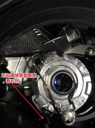 别克凯越大灯灯泡固定卡子轻松取出（别被两颗螺丝误导）(卡子两颗螺丝大灯灯泡) 汽修知识