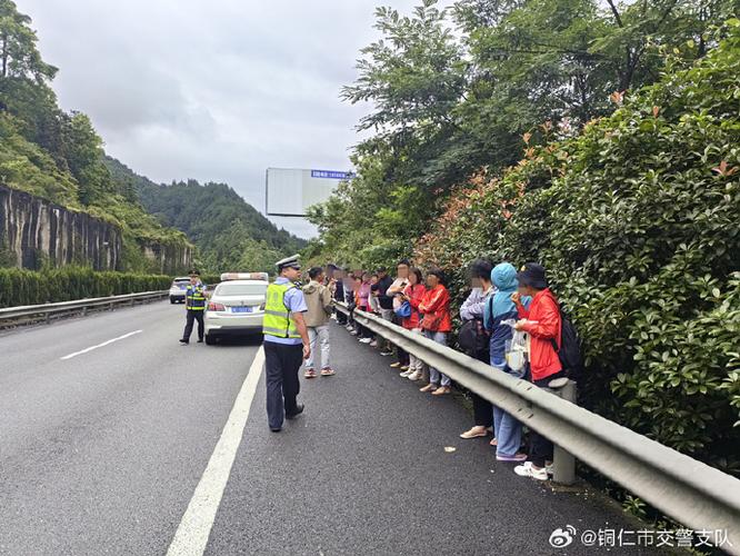 客车轮毂突然断裂 高速交警帮转运乘客(乘客交警车辆轮毂转运) 汽修知识