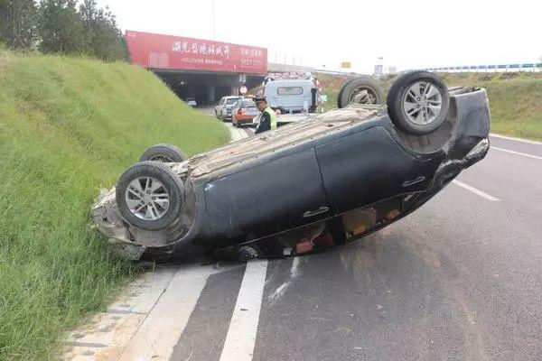 差点翻车修不好，汽车小毛病自己也能搞定(诊断仪翻车也能点火搞定) 汽修知识