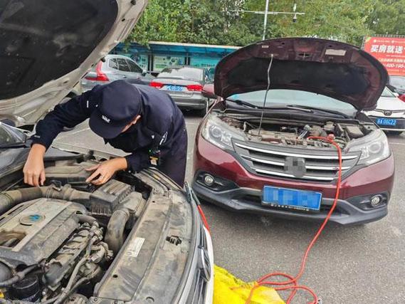 民警出警结束 顺便帮游客修了个车(民警新民晚报崇明出警东平) 汽修知识