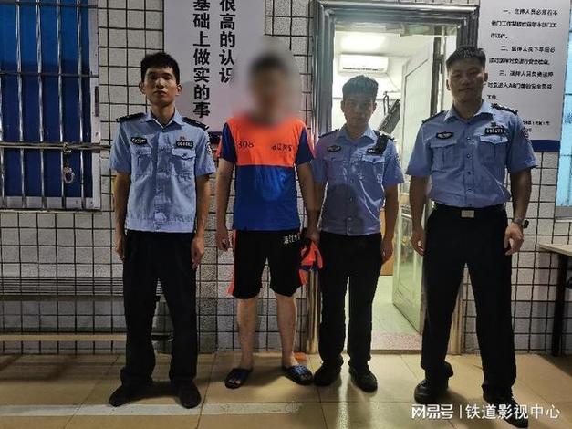 男子高铁伸“咸猪手”被抓：“谁让她穿有破洞的裤子”(小陈列车长猥亵人民日报带着) 汽修知识