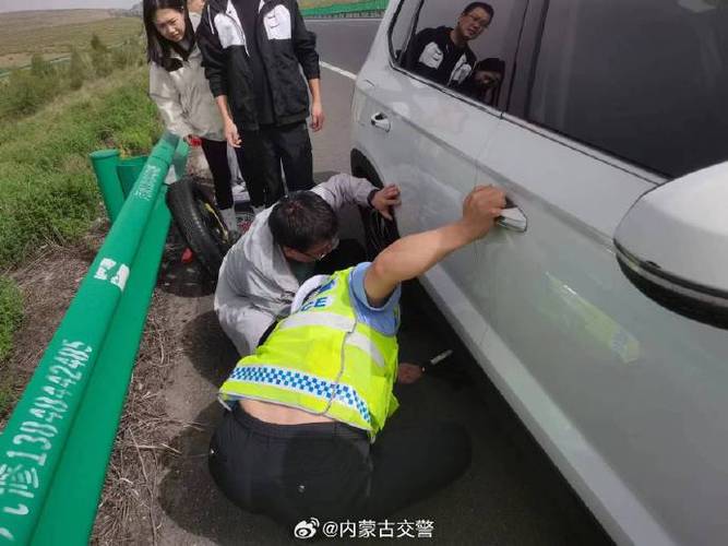 交警秒变“维修工”帮忙换胎(维修工同城民警轮胎小车) 汽修知识