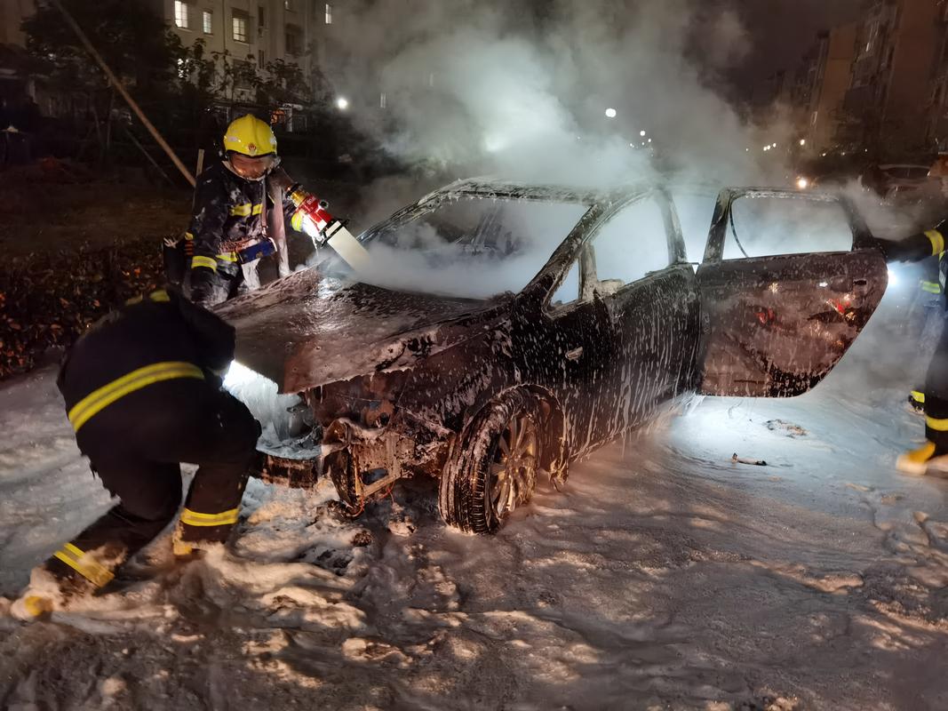 轿车燃起熊熊大火 淮北消防紧急扑救(新安指战员大火轿车车辆) 汽修知识