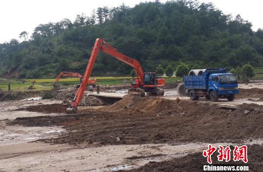 冰雪致交通受阻 福建连城全力抢修损毁道路(道路路段抢修人员交通) 汽修知识