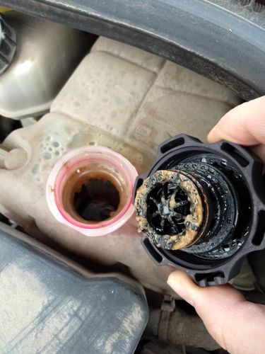 水、油道相通,导致散热器中有机油的故障案例(机油水道故障散热器中有) 汽修知识 水、油道相通,导致散热器中有机油的故障案例(机油水道故障散热器中有) 汽修知识