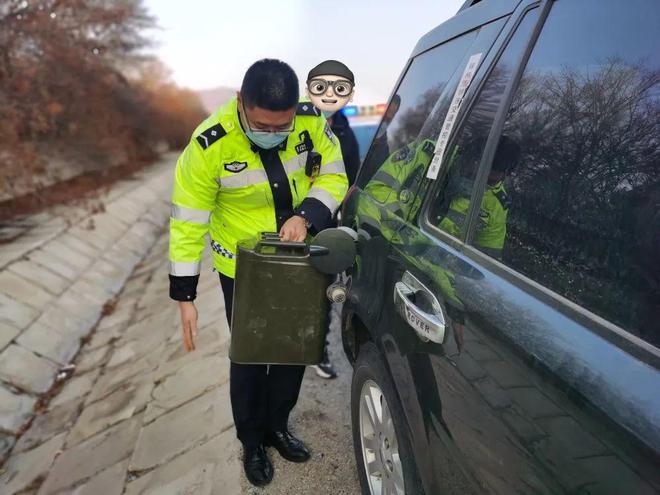 高速路上遭遇“燃油之急” 磨思交警“加油助推”(普洱交警助推燃油加油) 汽修知识