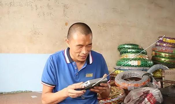河南盲人李喜柱 凭着听摸修车 靠舌头感知电路 练出了修车超厉害绝技(修车盲人出了绝技感知) 汽修知识