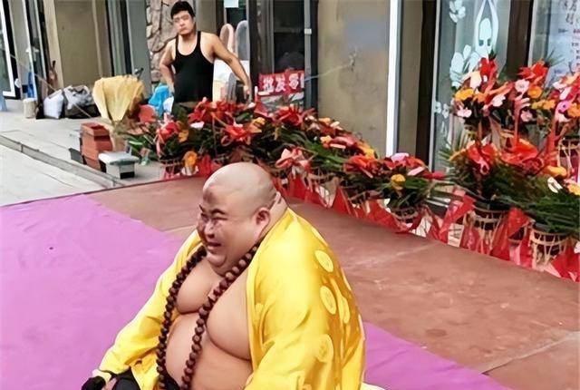 被富婆照顾，月入数百万(富婆长得弥勒佛数百万月入) 汽修知识