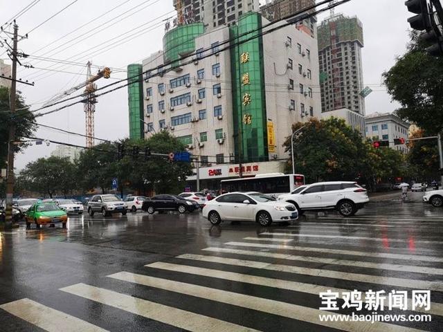 宝鸡联盟宾馆对面路面塌陷？假的(路面塌陷宾馆联盟谣言) 汽修知识