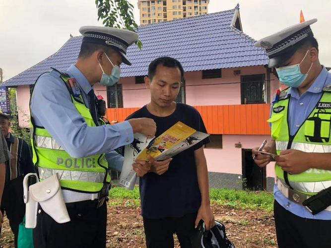 教育整顿 • 治庸 • 铁军｜一轿车行驶途中自燃！西双版纳警方提醒您关注爱车状况！(自燃车辆铁军警方行驶) 汽修知识