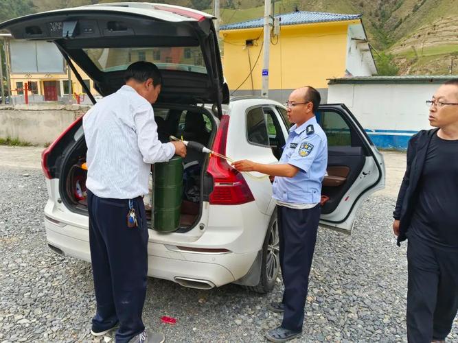 民辅警出手解“燃油”之急(车辆燃油路边出手在岗) 汽修知识