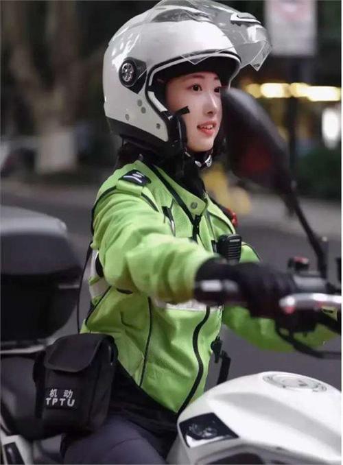 杭州西湖边“奶凶”美女交警李语蔚的魅力之谜网友神评(交警网友之谜取材美女) 汽修知识