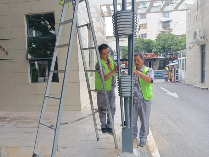 高温下的路灯维修工：为市民照亮回家路(路灯灯头高温维修工照亮) 汽修知识