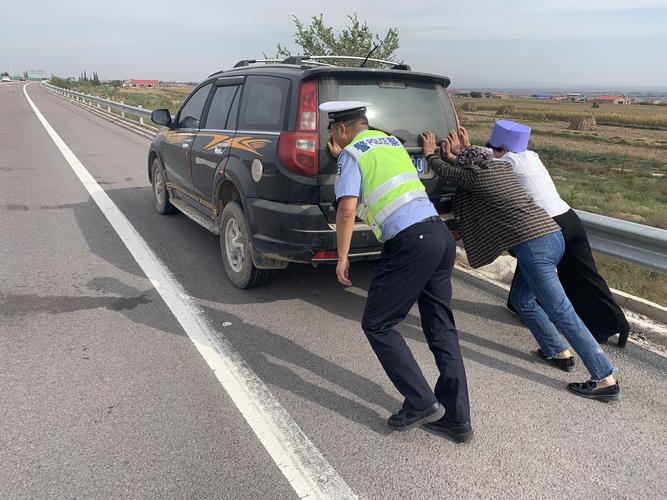 除夕夜 高速交警紧急救助电路故障面包车(故障车辆面包车民警交警) 汽修知识