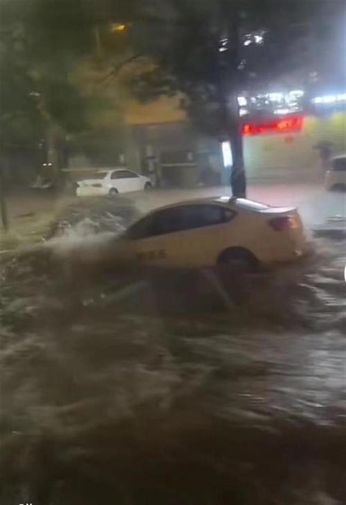 汽车水中漂浮！7·20暴雨已过3年，积水还是排不掉？(暴雨积水汽车漂浮不掉) 汽修知识