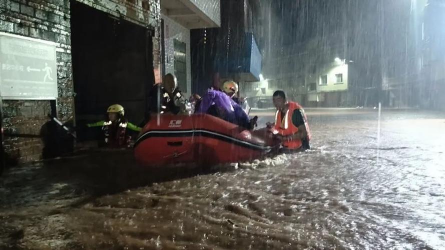 四川越西：暴雨突袭 县城多处进水被淹消防紧急出动(越西救援进水突袭出动) 汽修知识