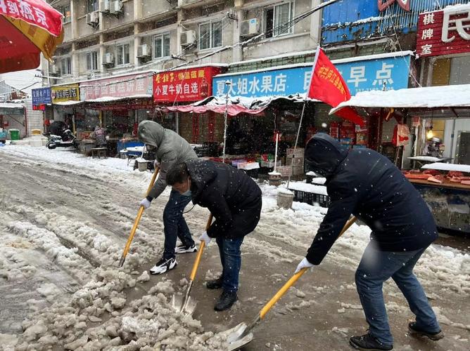 市民政局党员先锋队顶风冒雪奋战3小时疏通市城区汽车南站进出口主要路段(党员政局市民雨雪先锋队) 汽修知识