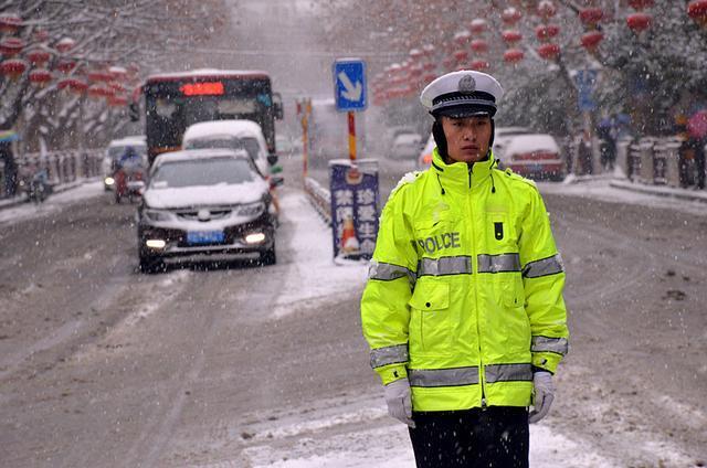 网友：风雪很大心很暖(交警极目台车雪天车辆) 汽修知识