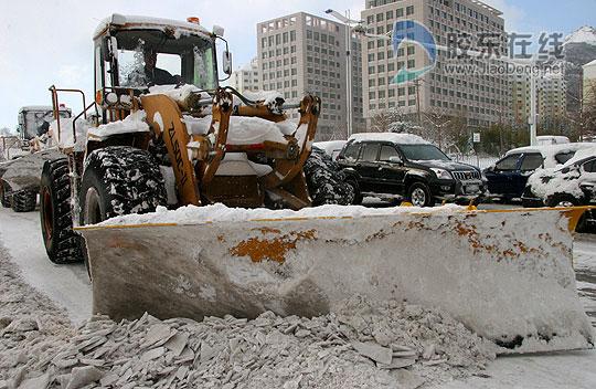 南通路清雪后坑洼路面显现 望及时修补(胶东港务局路面您的中心) 汽修知识